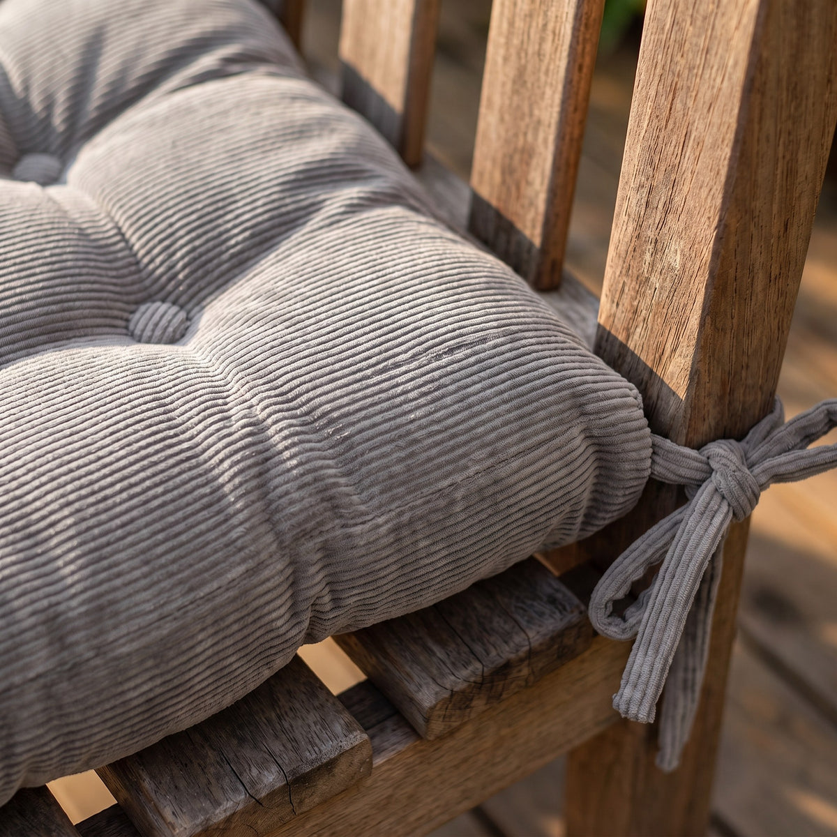 Détail du velours côtelé, du capitonnage et des attaches du coussin pour banc sur mesure