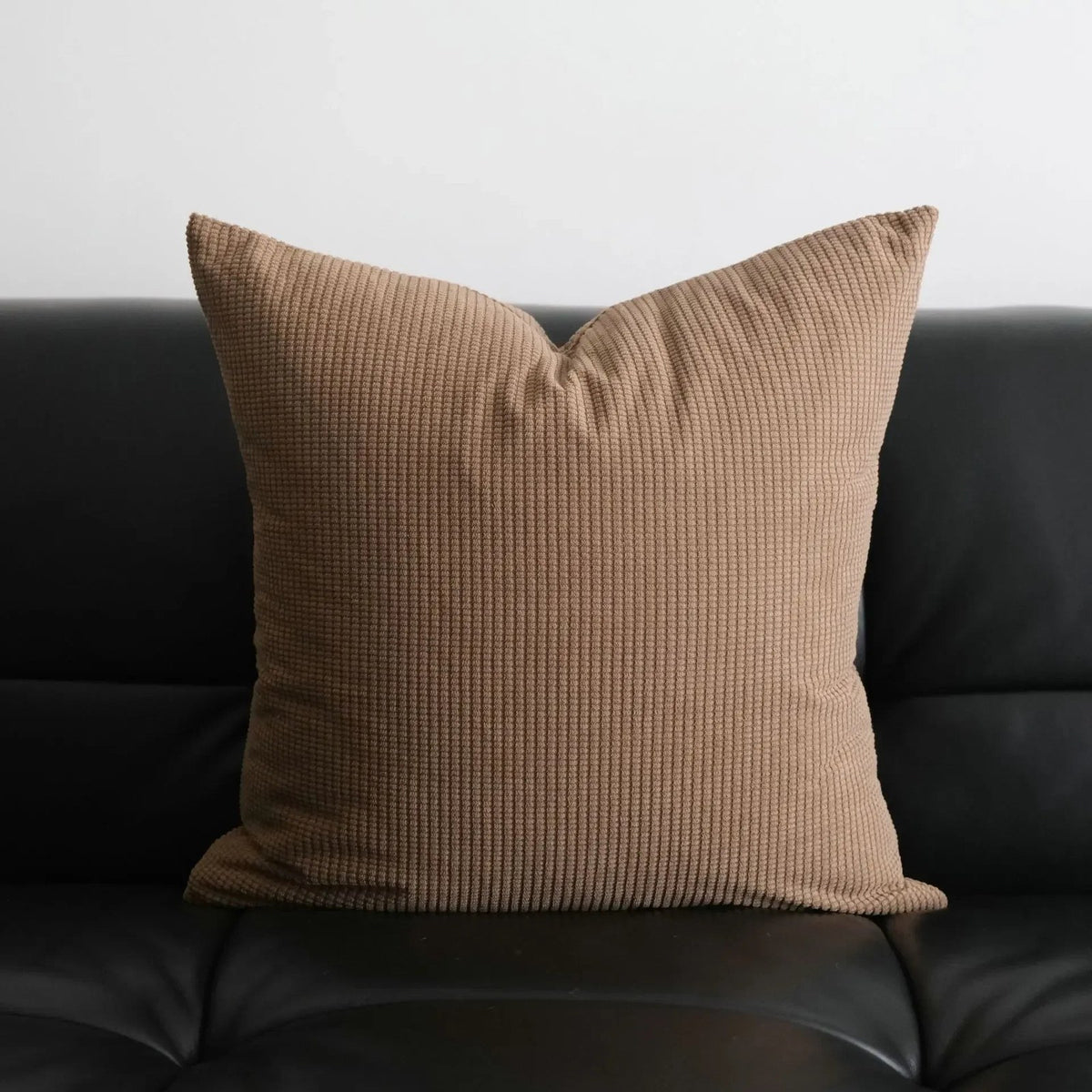 Housse de coussin beige et marron, modèle fines côtes