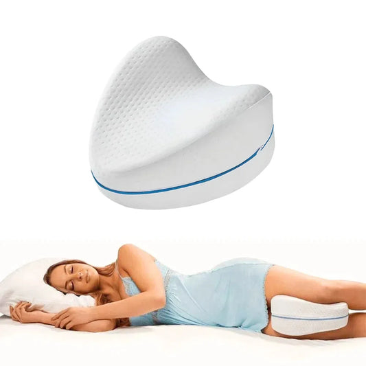 Femme endormie sur le côté, un coussin de genoux blanc glissé entre les genoux