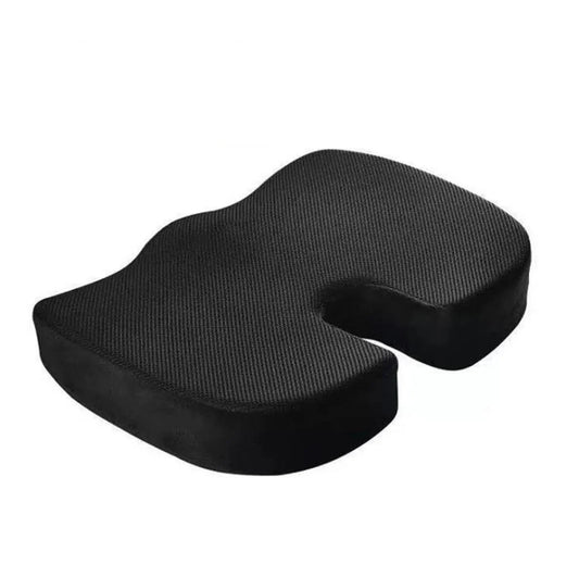 Coussin d'assise noir en mousse vu de trois quarts, découpé en U à l'arrière pour le coccyx