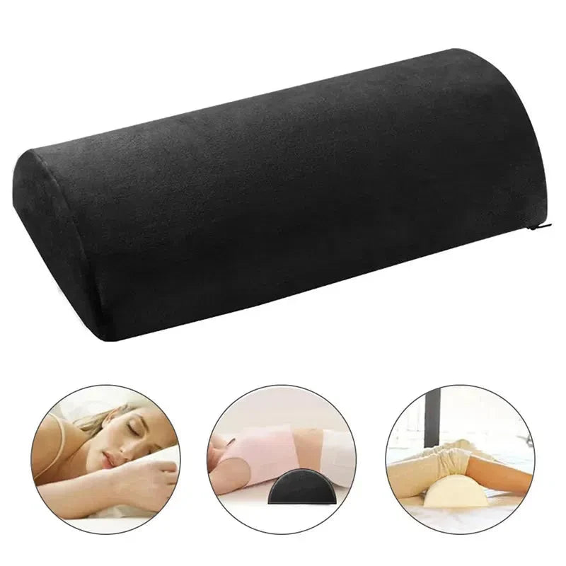 Coussin demi-lune noir et trois vignettes montrant son usage : sous la tête, sous le bas du dos et sous les genoux