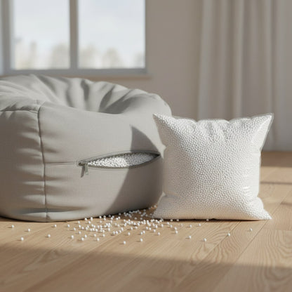 Pouf gris ouvert et sac de billes de polystyrène pour le regarnir
