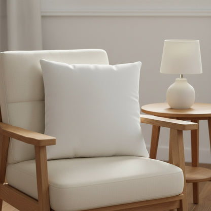 Coussin blanc 50 x 50 cm dans un fauteuil en chêne clair