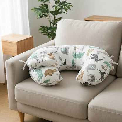 Coussin d'allaitement et de grossesse motif animaux posé sur un canapé