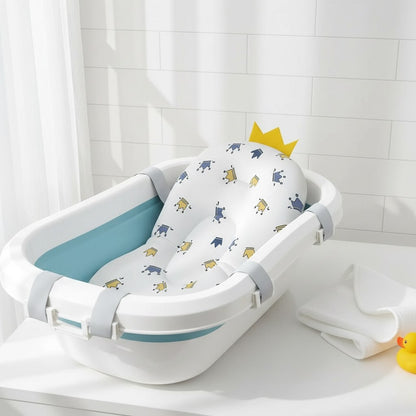 Coussin de baignoire pour bébé motif couronnes fixé dans une baignoire bébé