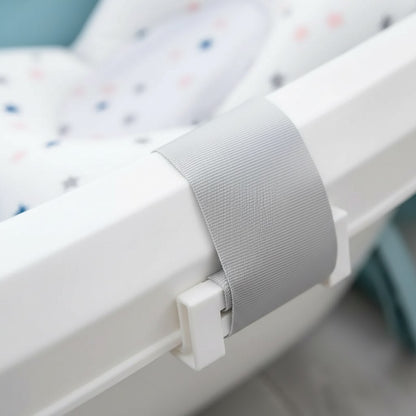 Détail de la sangle et du clip qui fixent le coussin au bord de la baignoire