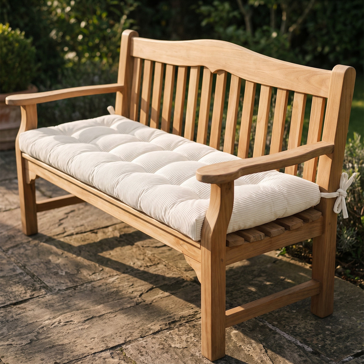 Coussin pour banc sur mesure en velours côtelé blanc, capitonné, épaisseur 9 cm, avec attaches, sur un banc de jardin en bois