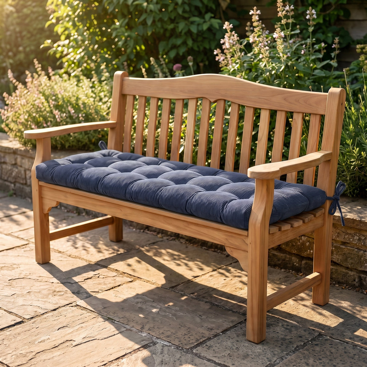 Coussin pour banc sur mesure en velours côtelé bleu marine, capitonné, épaisseur 9 cm, avec attaches, sur un banc de jardin en bois