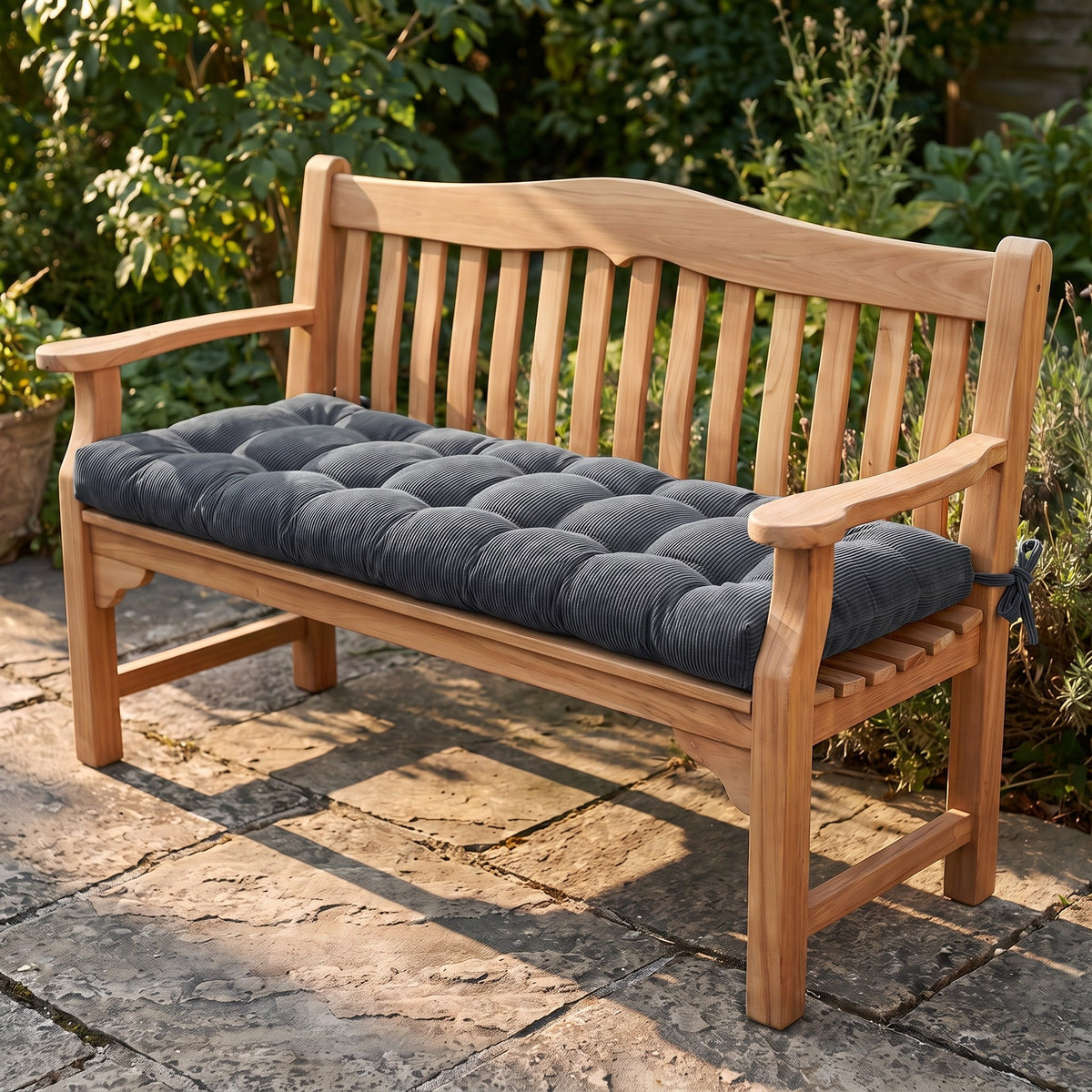 Coussin pour banc sur mesure en velours côtelé gris anthracite, capitonné, épaisseur 9 cm, avec attaches, sur un banc de jardin en bois