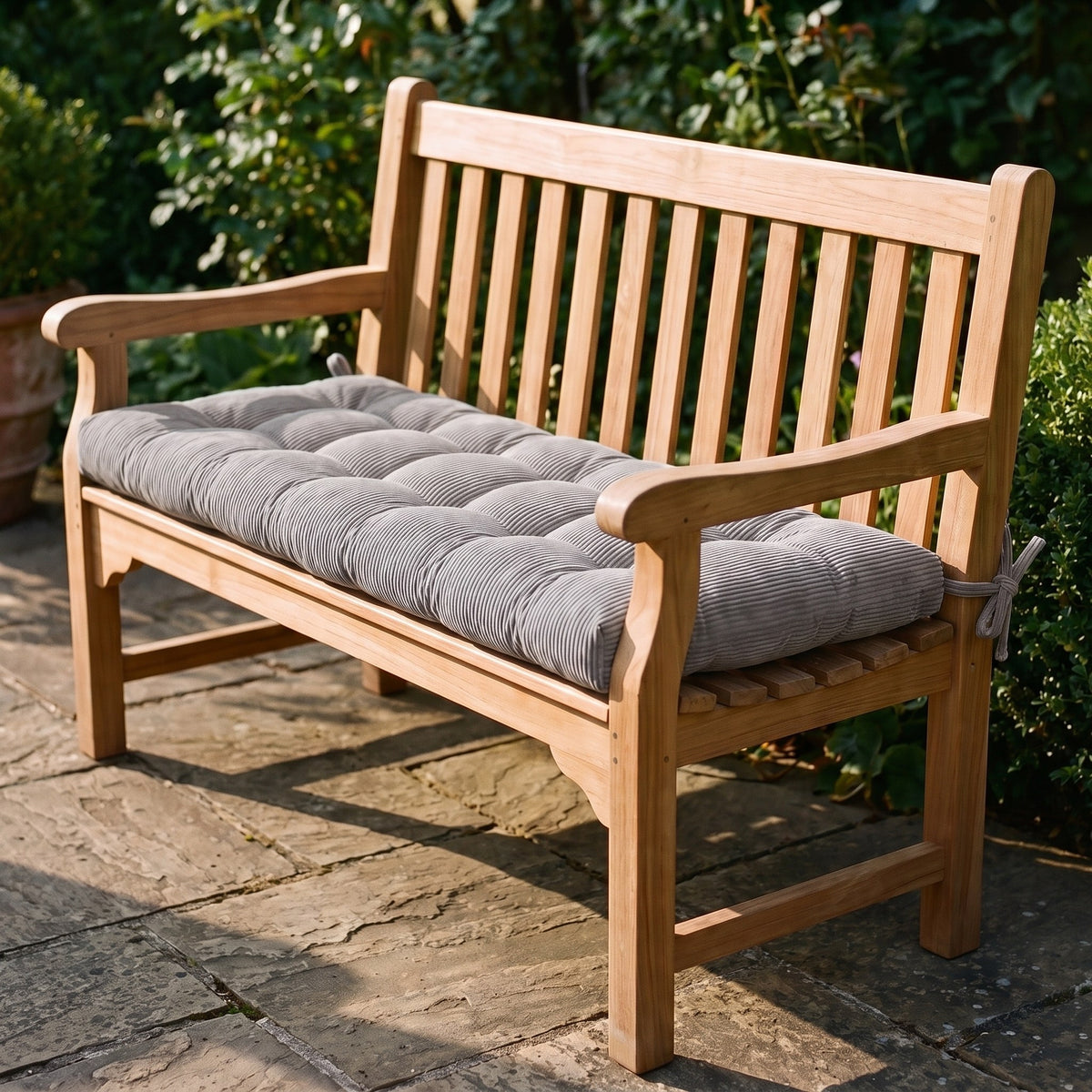 Coussin pour banc sur mesure en velours côtelé gris, capitonné, épaisseur 9 cm, avec attaches, sur un banc de jardin en bois