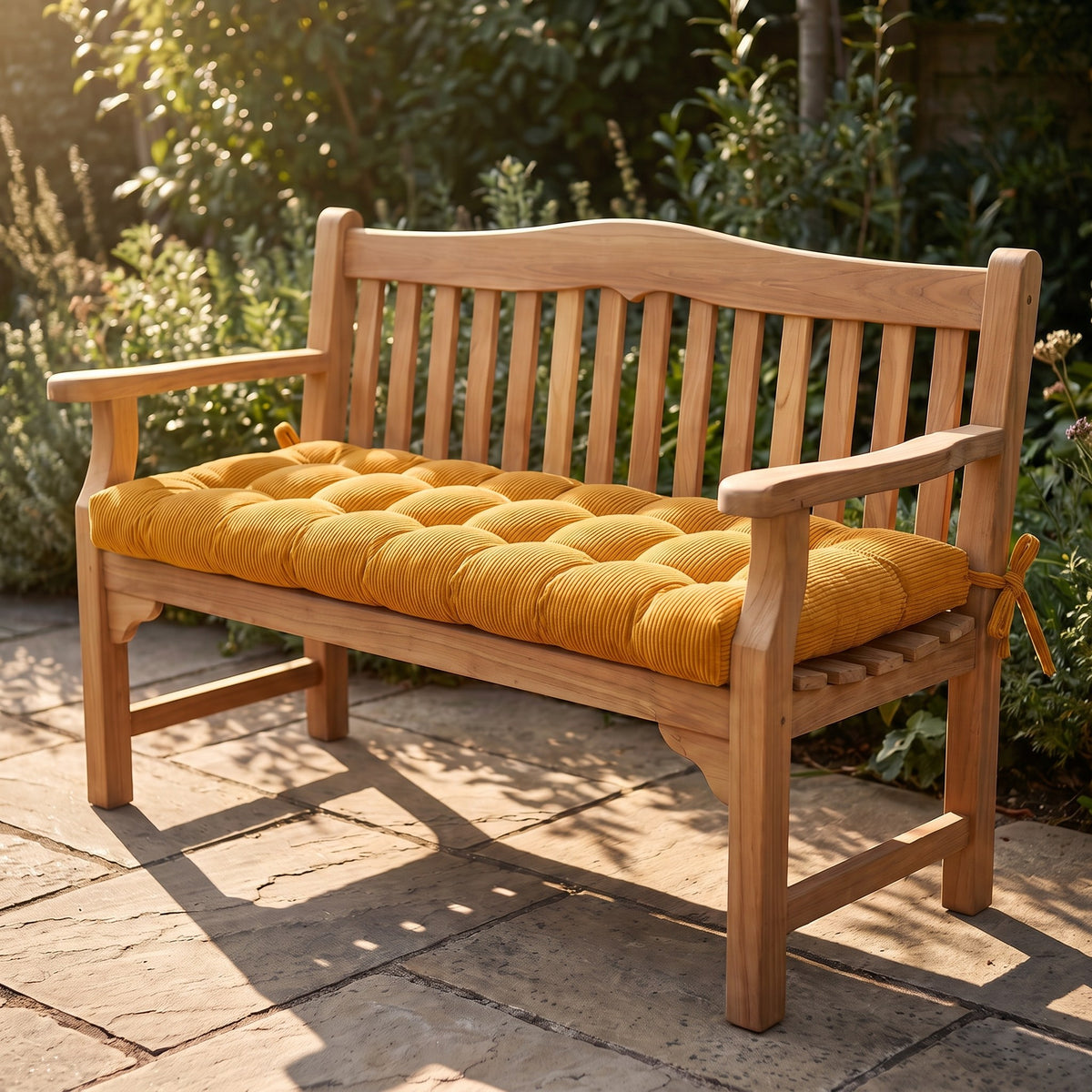 Coussin pour banc sur mesure en velours côtelé jaune miel, capitonné, épaisseur 9 cm, avec attaches, sur un banc de jardin en bois
