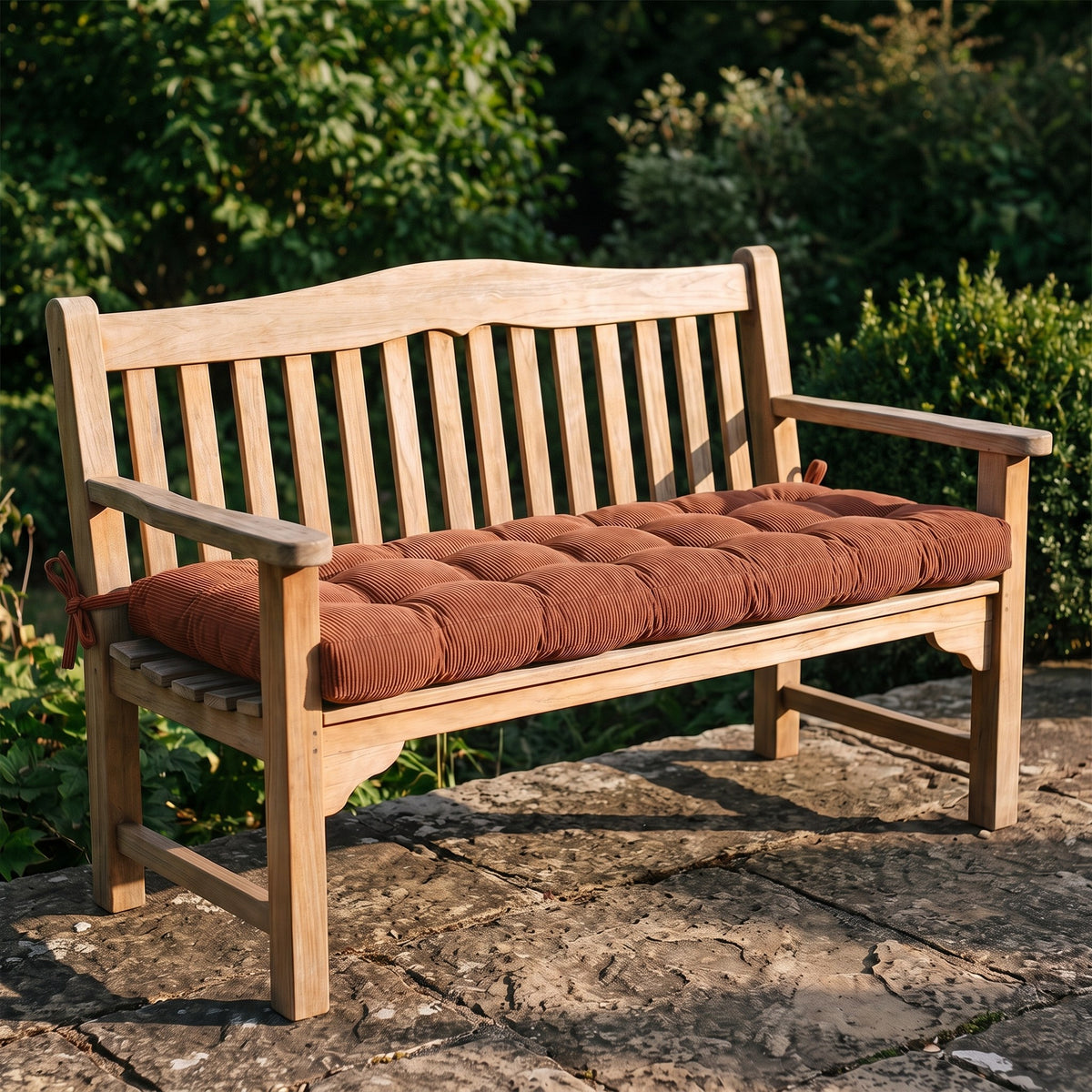 Coussin pour banc sur mesure en velours côtelé brun cannelle, capitonné, épaisseur 9 cm, avec attaches, sur un banc de jardin en bois