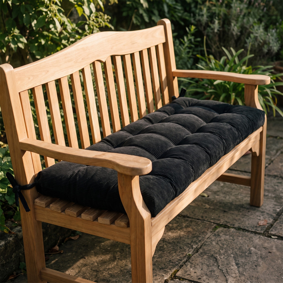Coussin pour banc sur mesure en velours côtelé noir, capitonné, épaisseur 9 cm, avec attaches, sur un banc de jardin en bois