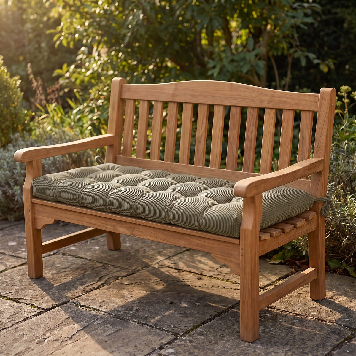 Coussin pour banc sur mesure en velours côtelé vert olive, capitonné, épaisseur 9 cm, avec attaches, sur un banc de jardin en bois