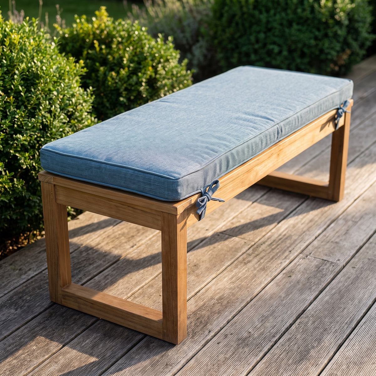 Coussin pour banquette d'extérieur bleu ciel, 3 cm d'épaisseur avec attaches, posé sur un banc de jardin en bois