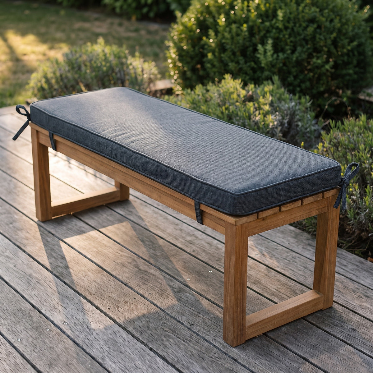 Coussin pour banquette d'extérieur bleu marine foncé, 3 cm d'épaisseur avec attaches, posé sur un banc de jardin en bois