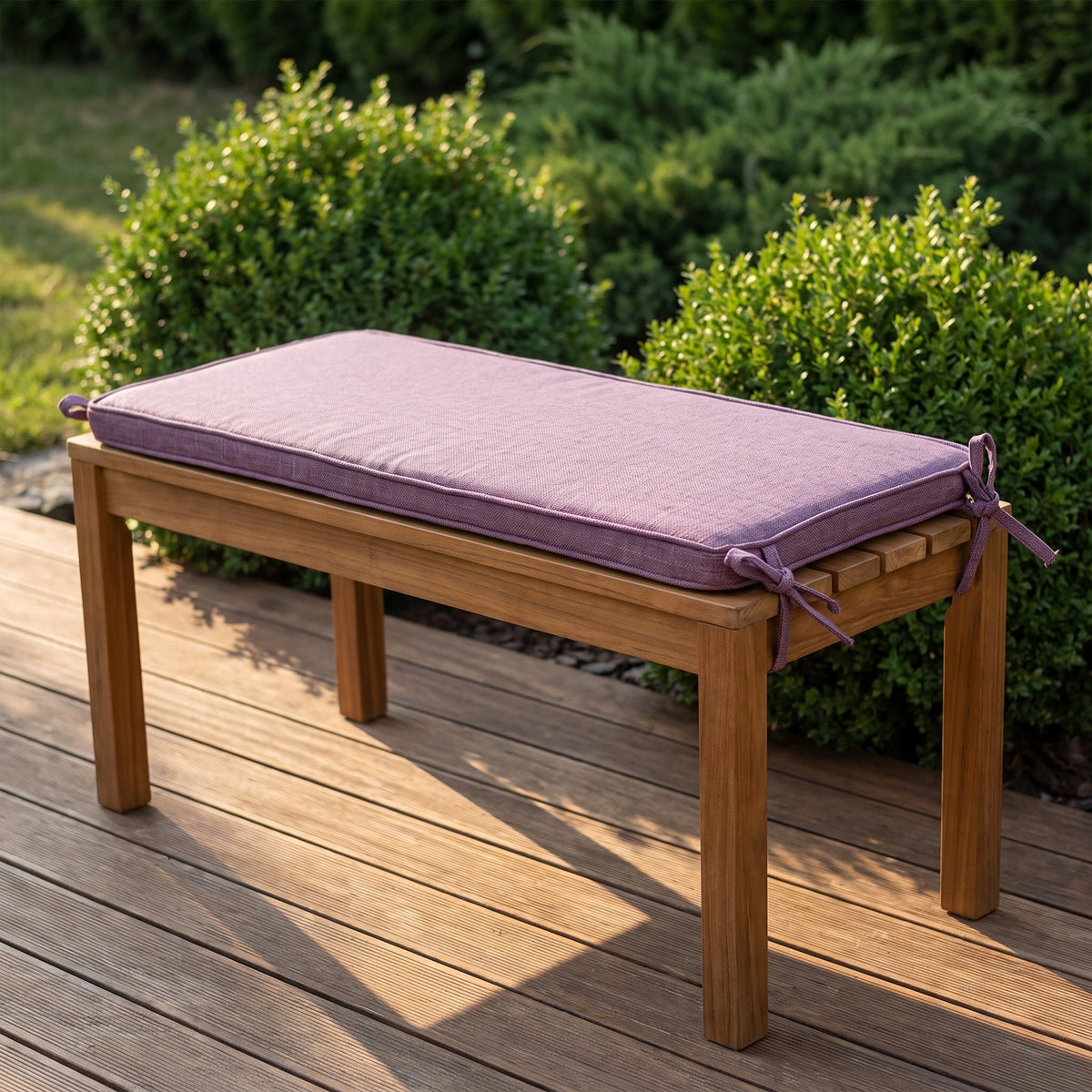 Coussin pour banquette d'extérieur lavande, 3 cm d'épaisseur avec attaches, posé sur un banc de jardin en bois
