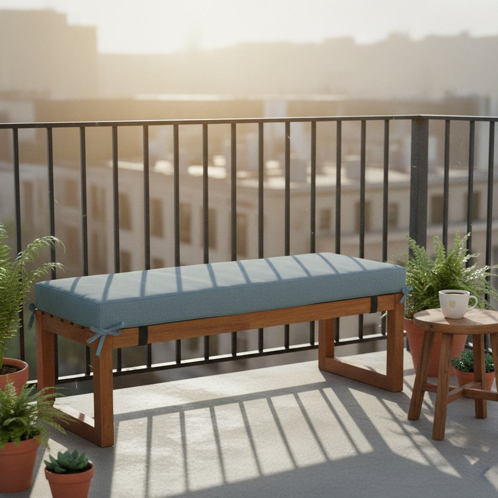 Coussin pour banquette d'extérieur bleu ciel attaché sur un banc de jardin en bois, balcon