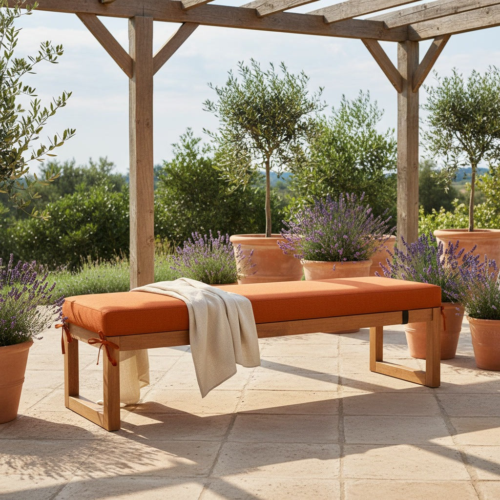 Coussin pour banquette d'extérieur orange attaché sur un banc de jardin en bois, terrasse ensoleillée