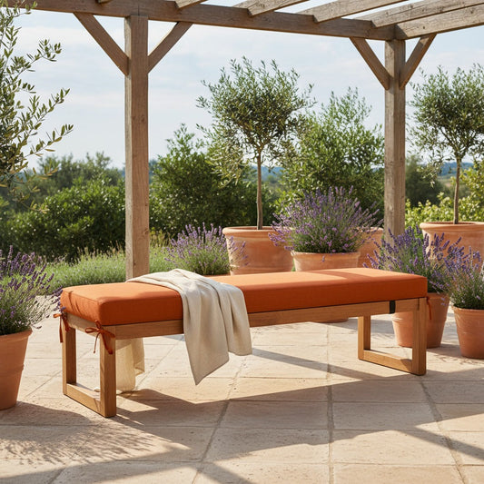 Coussin pour banquette d'extérieur orange attaché sur un banc de jardin en bois, terrasse ensoleillée
