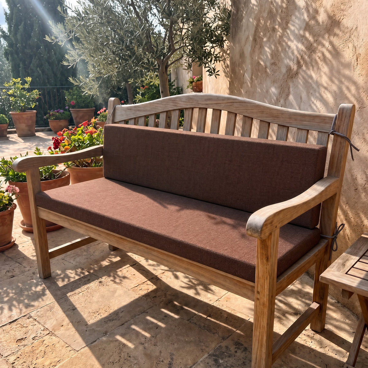 Coussins de banquette sur mesure en polyester marron, assise et dossier attachés sur un banc de jardin en teck