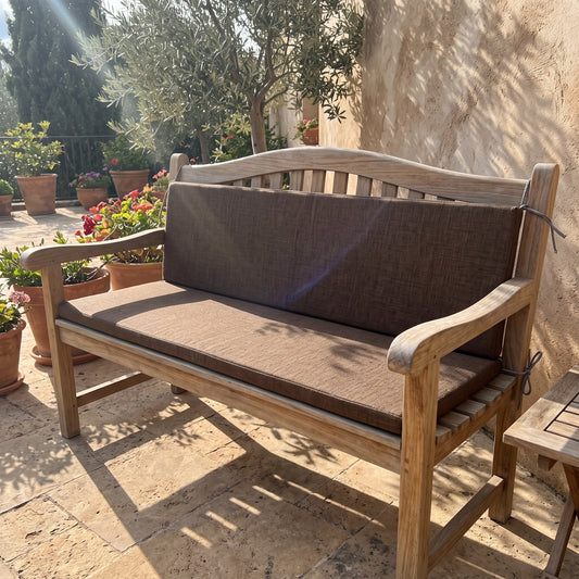 Coussins de banquette sur mesure en polyester marron, assise et dossier attachés sur un banc de jardin en teck