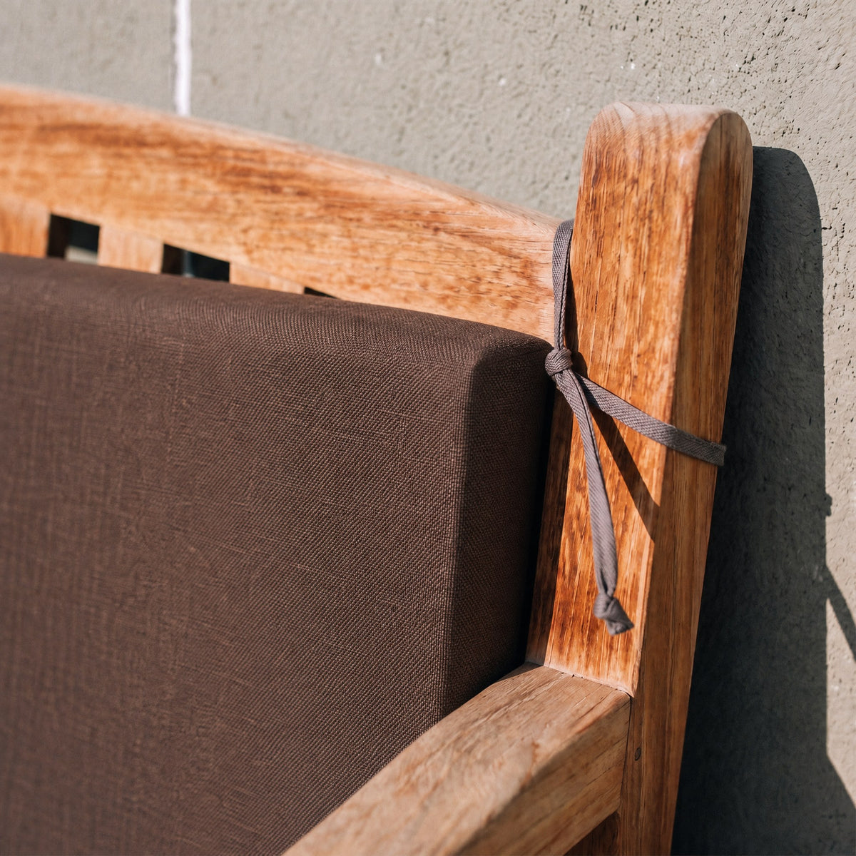 Détail du cordon d'attache et du tissu polyester du coussin de banquette sur mesure