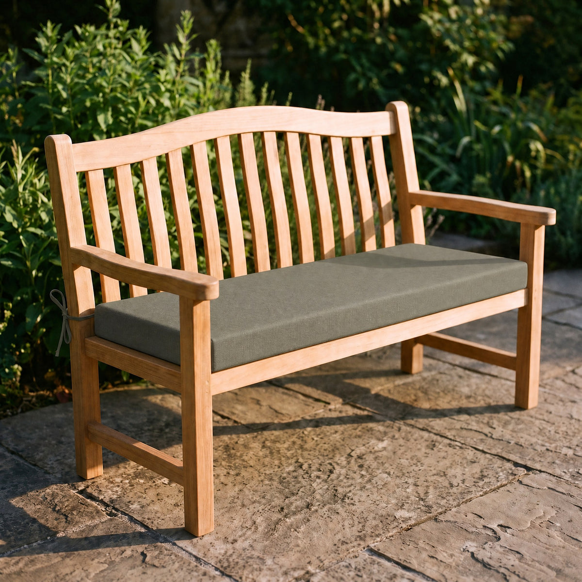 Coussin de banquette sur mesure en polyester coloris kaki, coussin plat avec cordons d'attache, posé sur un banc de jardin en teck