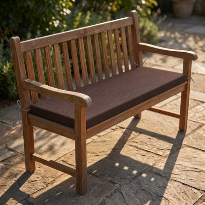 Coussin de banquette sur mesure en polyester coloris marron, coussin plat avec cordons d'attache, posé sur un banc de jardin en teck