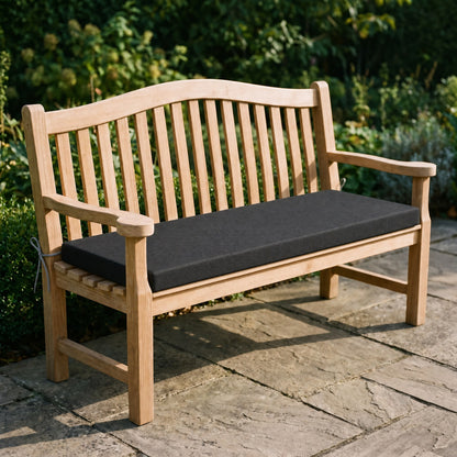 Coussin de banquette sur mesure en polyester coloris noir, coussin plat avec cordons d'attache, posé sur un banc de jardin en teck