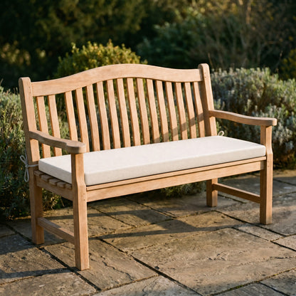 Coussin de banquette sur mesure en polyester coloris riz, coussin plat avec cordons d'attache, posé sur un banc de jardin en teck