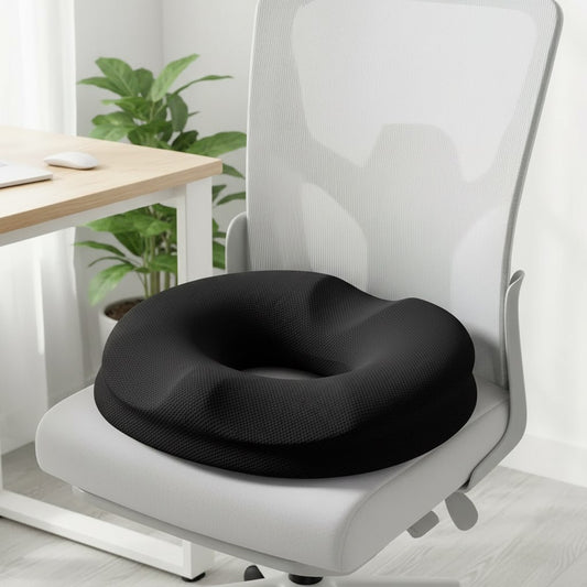 Coussin bouée d'assise noir en mousse sur une chaise de bureau blanche