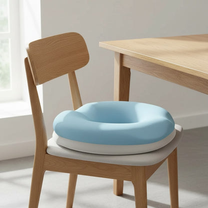 Coussin bouée d'assise bleu ciel sur une chaise en bois