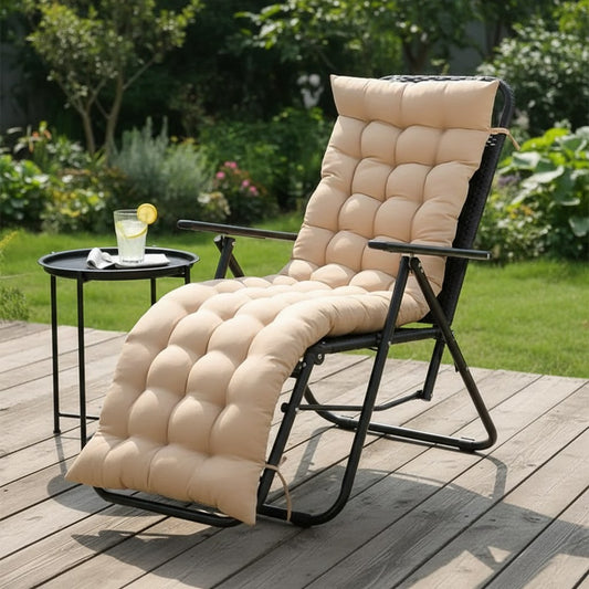 Coussin pour chaise longue taupe sur un transat en métal, en terrasse