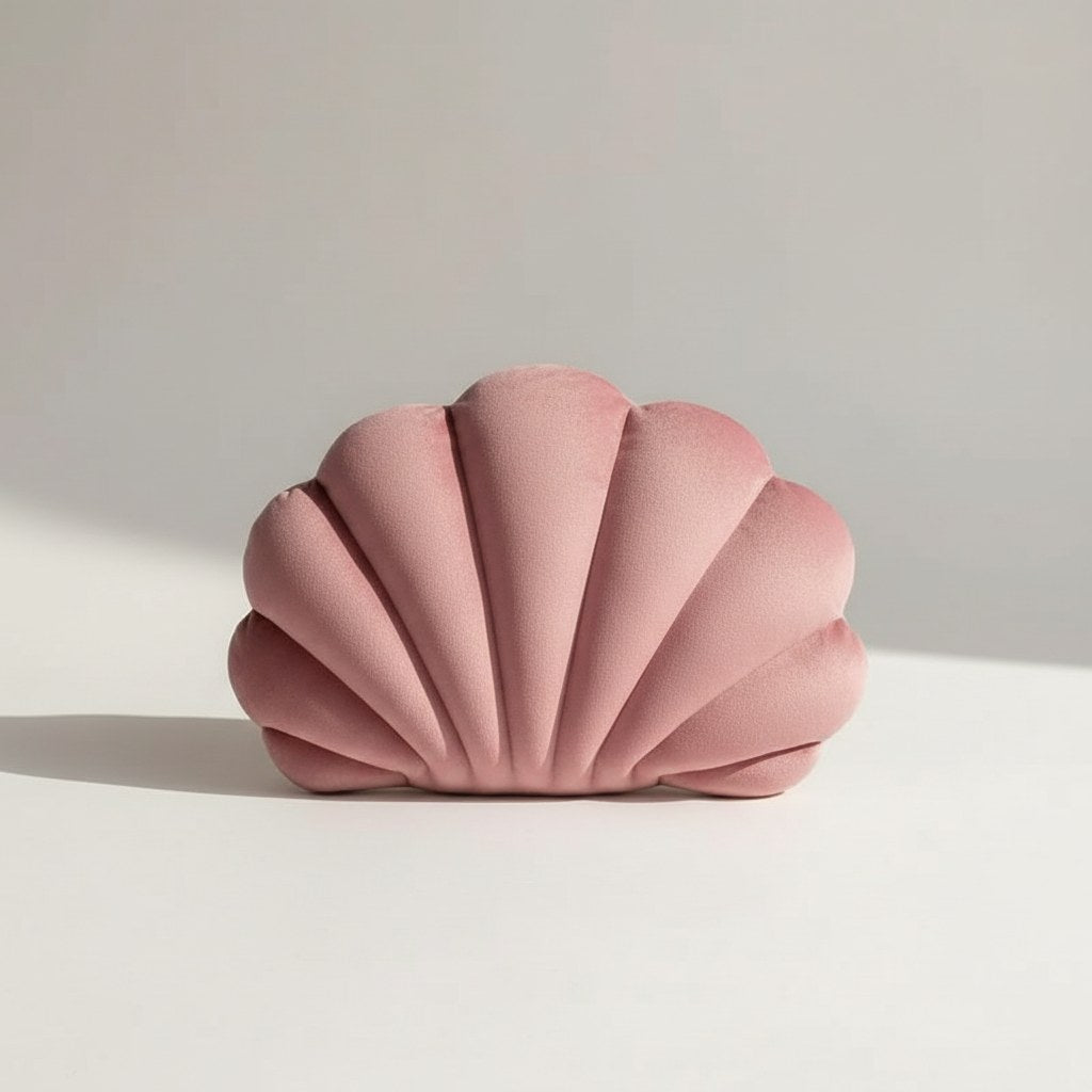 Coussin coquillage en velours vieux rose en forme de coquille Saint-Jacques