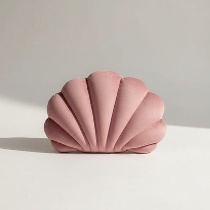 Coussin coquillage en velours vieux rose en forme de coquille Saint-Jacques