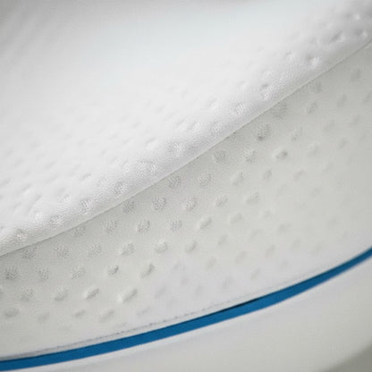 Détail de la housse alvéolée blanche et du passepoil bleu du coussin de genoux