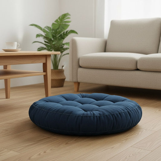 Coussin de sol rond en velours côtelé bleu près d'une table basse