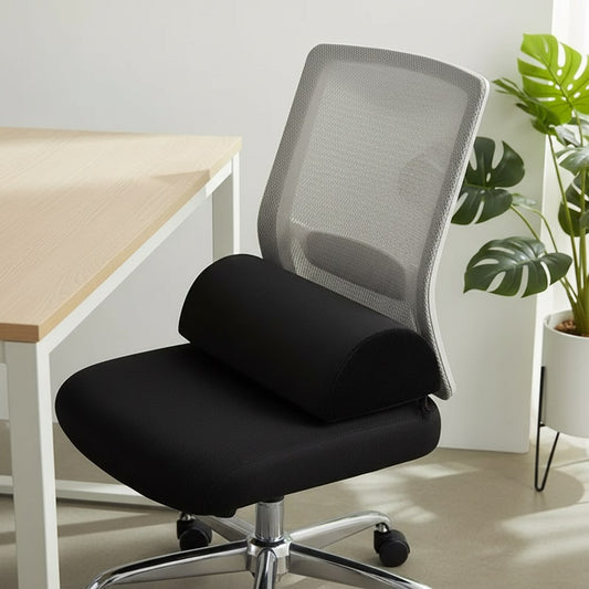 Coussin demi-lune calé au creux des lombaires sur une chaise de bureau