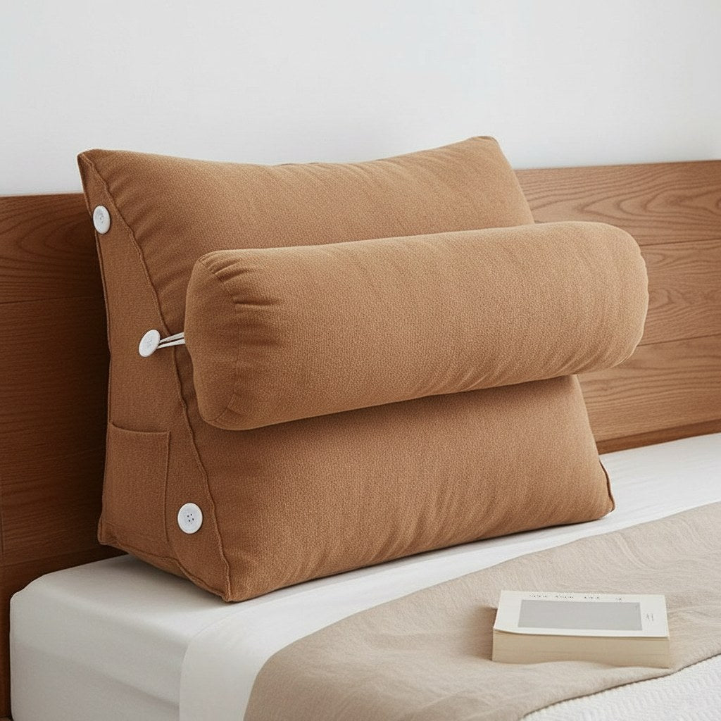 Coussin de dossier triangulaire camel contre la tête de lit