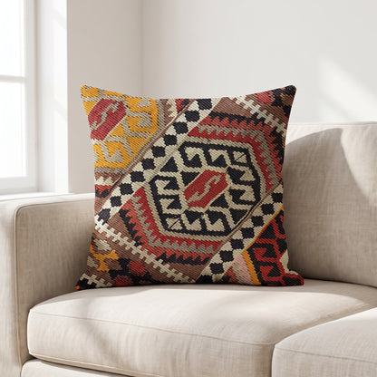 Coussin ethnique motif Bambou Baloutché 45x45 cm posé sur un canapé en lin beige
