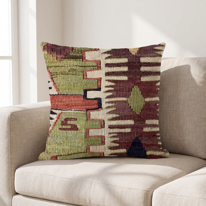 Coussin ethnique motif Broderie Maya 45x45 cm posé sur un canapé en lin beige