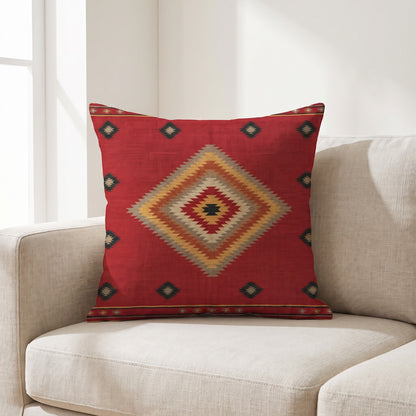 Coussin ethnique motif Doux Chaman 45x45 cm posé sur un canapé en lin beige
