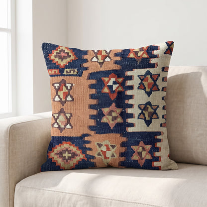 Coussin ethnique motif Dunes Touaregs 45x45 cm posé sur un canapé en lin beige