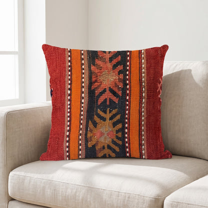 Coussin ethnique motif Nuances Sami 45x45 cm posé sur un canapé en lin beige