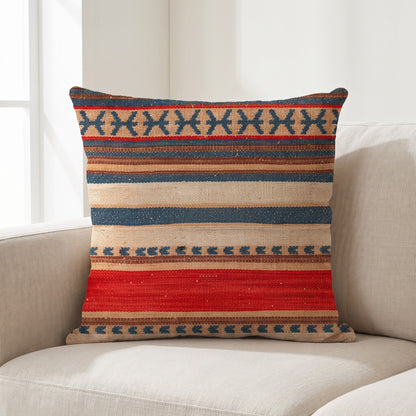 Coussin ethnique motif Rondeurs Samoanes 45x45 cm posé sur un canapé en lin beige