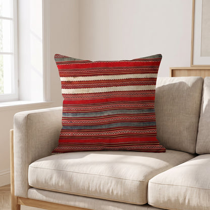 Coussin ethnique motif Tissage Kilim 45x45 cm posé sur un canapé en lin beige