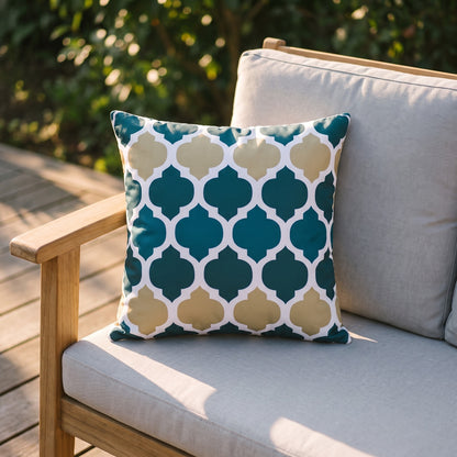 Housse de coussin extérieur imperméable motif Arabesque bleu et jaune sur un canapé de jardin en teck, terrasse ensoleillée