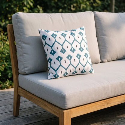 Housse de coussin extérieur imperméable motif Treillis bleu canard sur un canapé de jardin en teck, terrasse ensoleillée