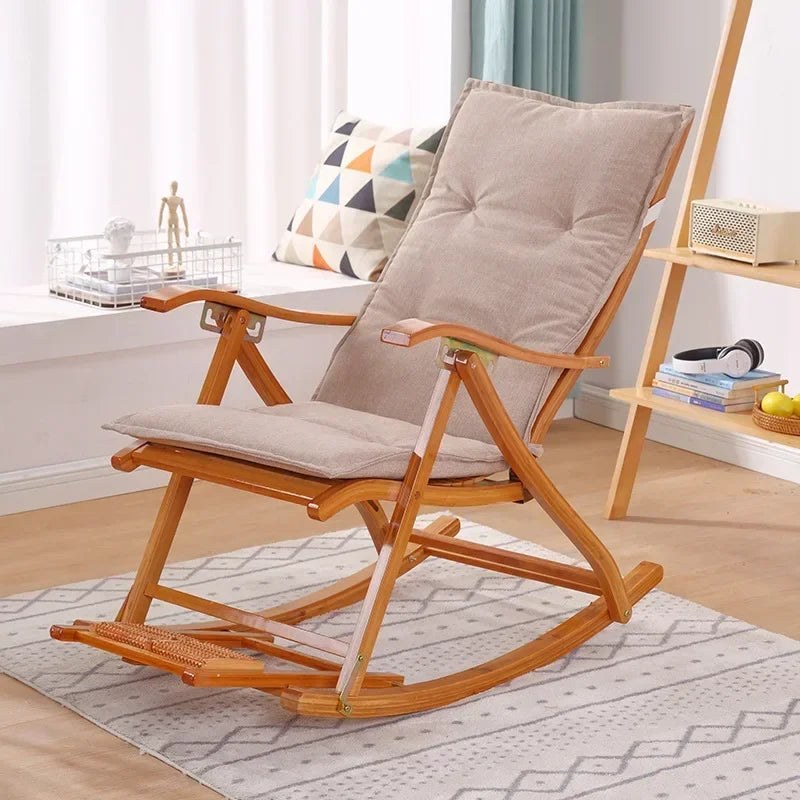 Coussin de fauteuil à dossier haut 48 x 120 cm beige sur un fauteuil à bascule